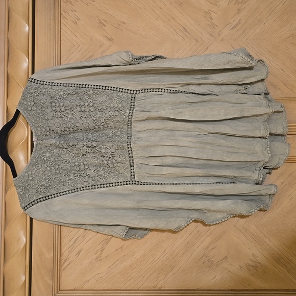 Be Boho olive green batwing sleeved top in a size medium with sheer lattice desi - Picture 2 of 10
